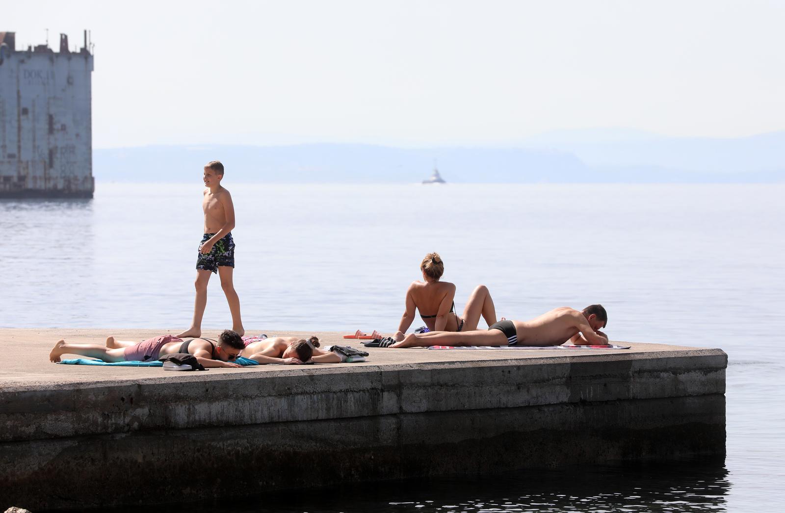 Rijeka: Kupači na gradskoj plaži Grčevo na Pećinama Rijeka: Kupači na gradskoj plaži Grčevo na Pećinama