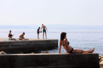 Rijeka: Kupači na gradskoj plaži Grčevo na Pećinama Rijeka: Kupači na gradskoj plaži Grčevo na Pećinama