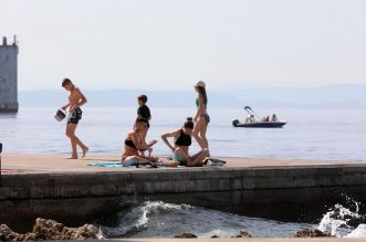 Rijeka: Kupači na gradskoj plaži Grčevo na Pećinama Rijeka: Kupači na gradskoj plaži Grčevo na Pećinama