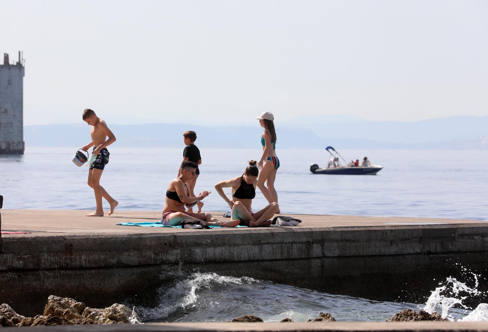 Rijeka: Kupači na gradskoj plaži Grčevo na Pećinama Rijeka: Kupači na gradskoj plaži Grčevo na Pećinama