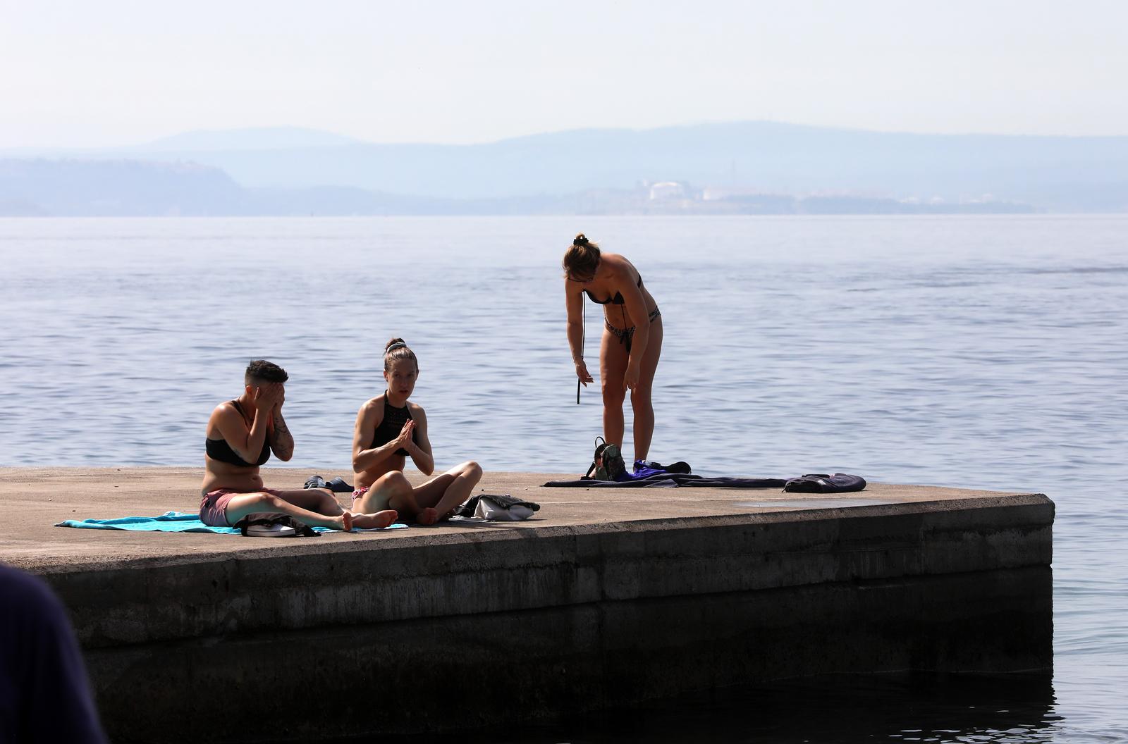 Rijeka: Kupači na gradskoj plaži Grčevo na Pećinama Rijeka: Kupači na gradskoj plaži Grčevo na Pećinama
