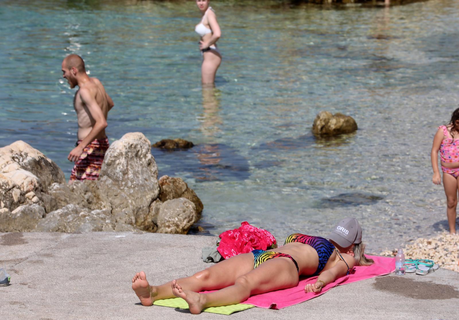 Rijeka: Kupači na gradskoj plaži Grčevo na Pećinama Rijeka: Kupači na gradskoj plaži Grčevo na Pećinama