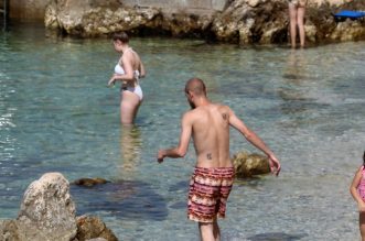 Rijeka: Kupači na gradskoj plaži Grčevo na Pećinama Rijeka: Kupači na gradskoj plaži Grčevo na Pećinama