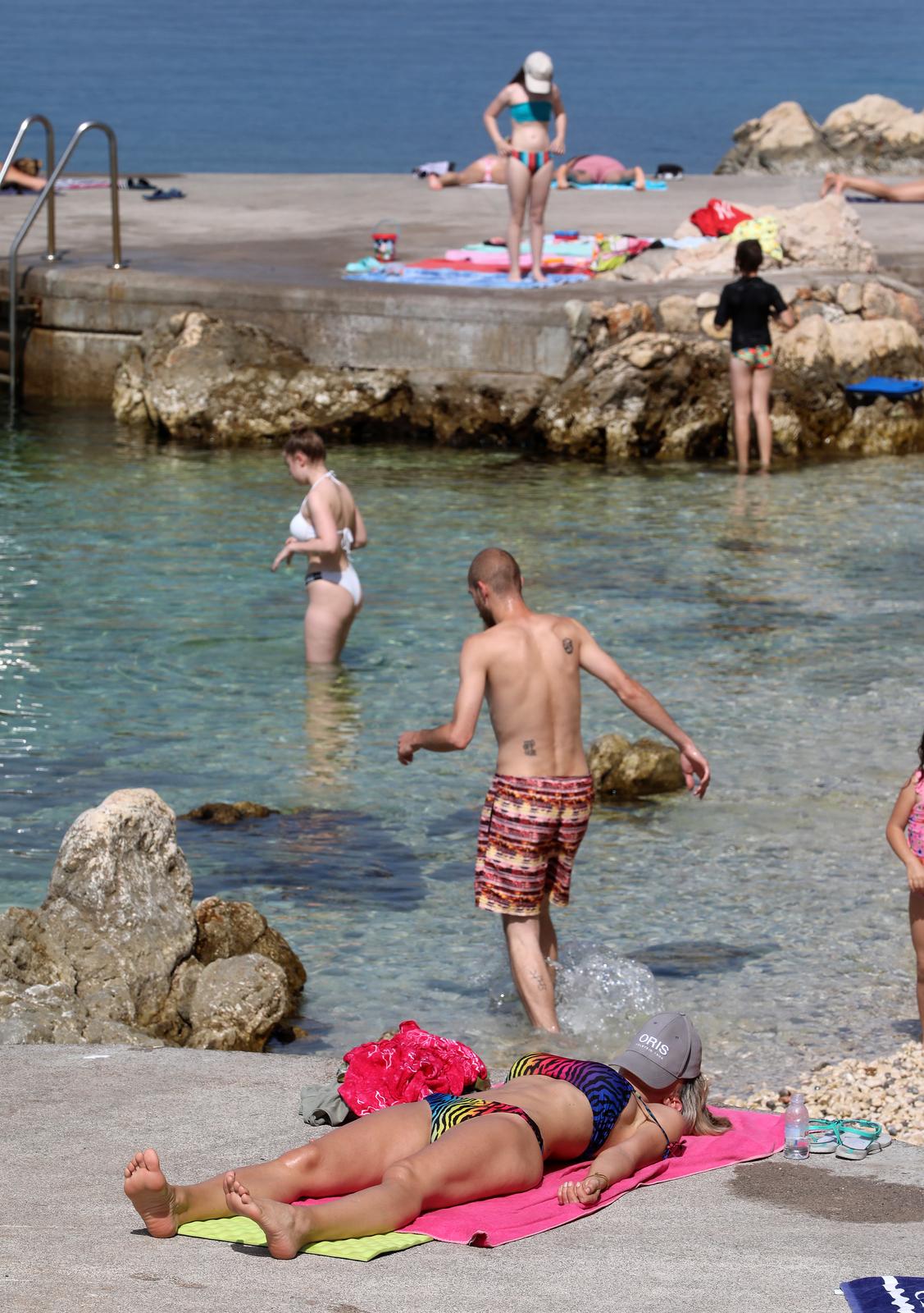 Rijeka: Kupači na gradskoj plaži Grčevo na Pećinama Rijeka: Kupači na gradskoj plaži Grčevo na Pećinama