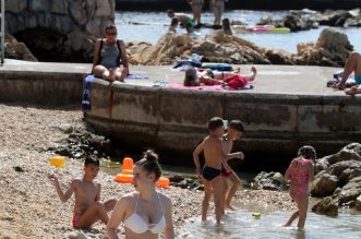 Rijeka: Kupači na gradskoj plaži Grčevo na Pećinama Rijeka: Kupači na gradskoj plaži Grčevo na Pećinama