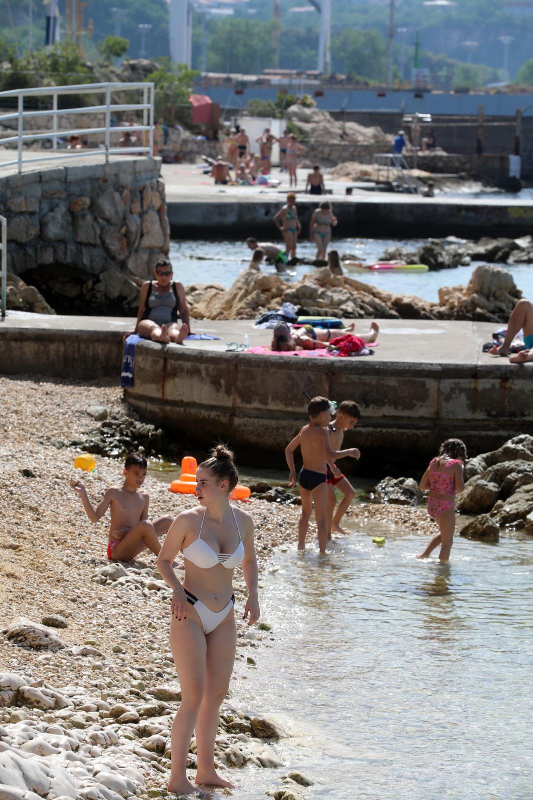Rijeka: Kupači na gradskoj plaži Grčevo na Pećinama Rijeka: Kupači na gradskoj plaži Grčevo na Pećinama
