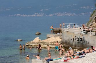 Rijeka: Kupači na gradskoj plaži Grčevo na Pećinama Rijeka: Kupači na gradskoj plaži Grčevo na Pećinama