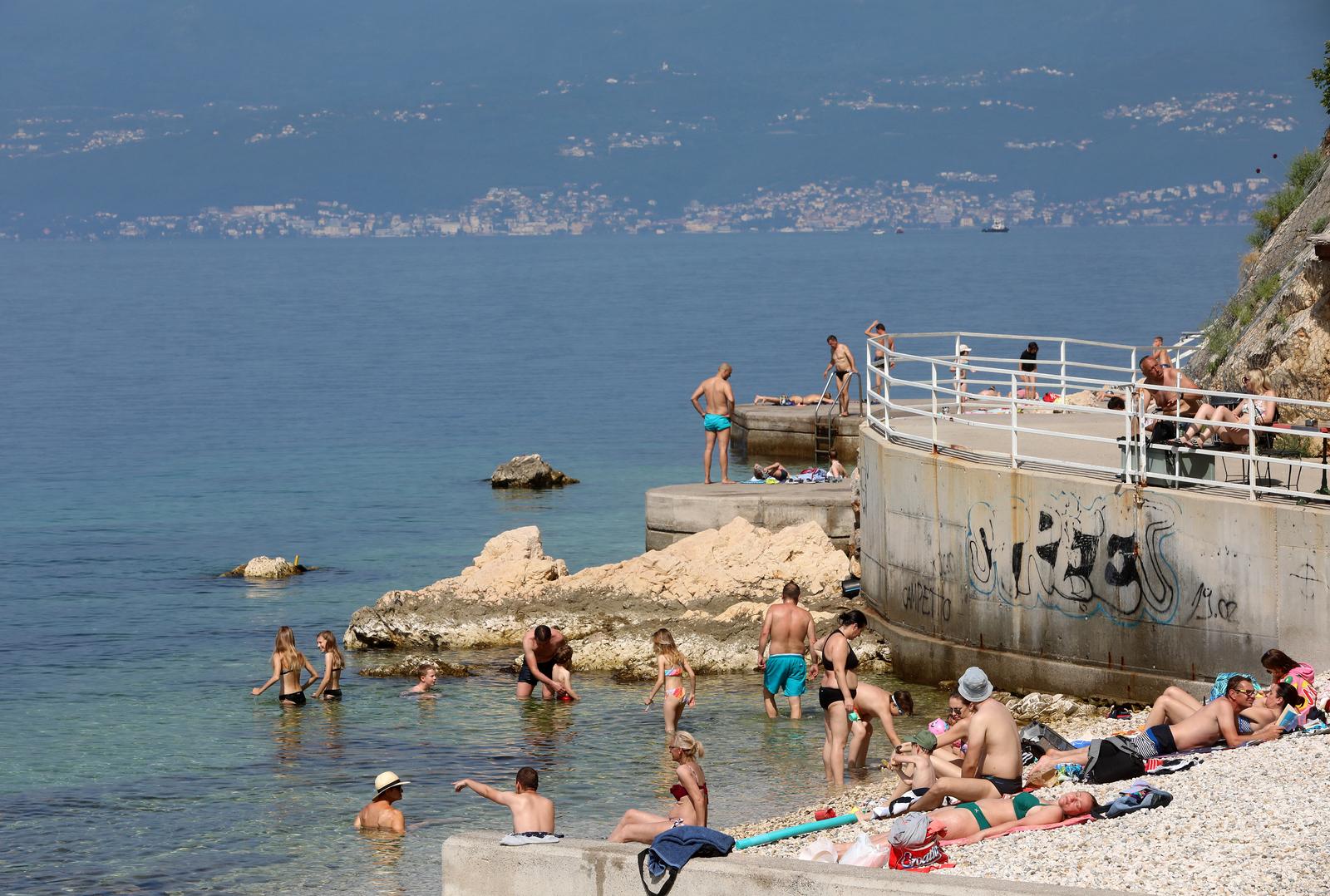 Rijeka: Kupači na gradskoj plaži Grčevo na Pećinama Rijeka: Kupači na gradskoj plaži Grčevo na Pećinama