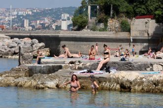 Rijeka: Kupači na gradskoj plaži Grčevo na Pećinama Rijeka: Kupači na gradskoj plaži Grčevo na Pećinama