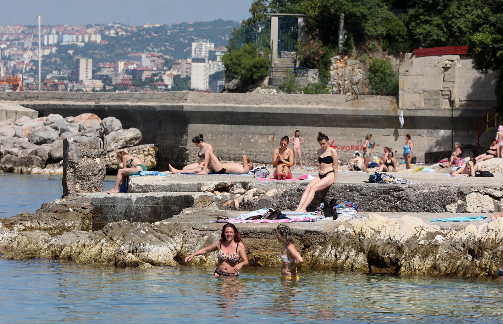 Rijeka: Kupači na gradskoj plaži Grčevo na Pećinama Rijeka: Kupači na gradskoj plaži Grčevo na Pećinama