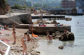 Rijeka: Kupači na gradskoj plaži Grčevo na Pećinama Rijeka: Kupači na gradskoj plaži Grčevo na Pećinama