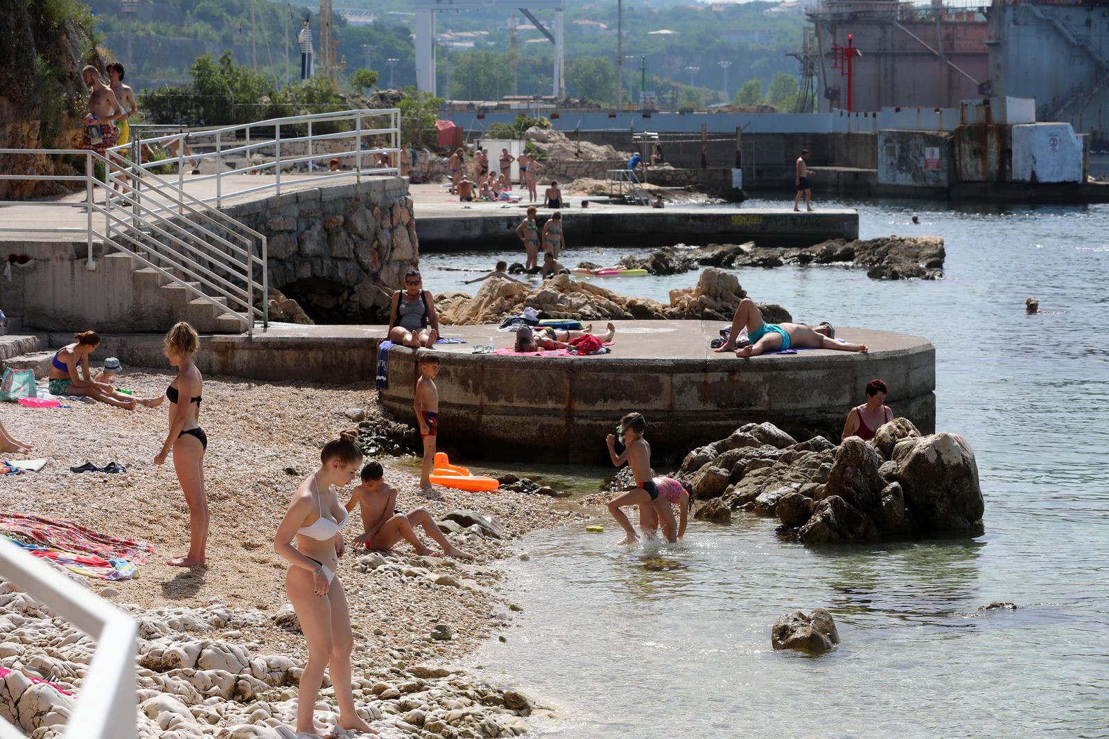 Rijeka: Kupači na gradskoj plaži Grčevo na Pećinama Rijeka: Kupači na gradskoj plaži Grčevo na Pećinama