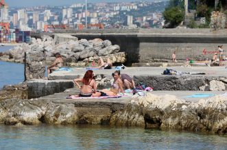 Rijeka: Kupači na gradskoj plaži Grčevo na Pećinama Rijeka: Kupači na gradskoj plaži Grčevo na Pećinama