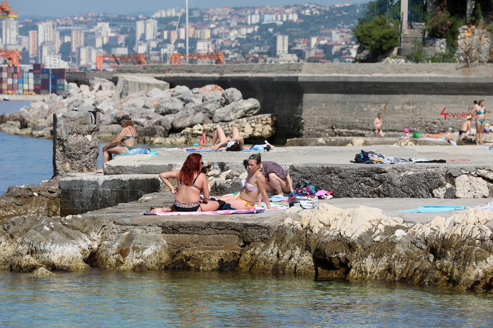 Rijeka: Kupači na gradskoj plaži Grčevo na Pećinama Rijeka: Kupači na gradskoj plaži Grčevo na Pećinama