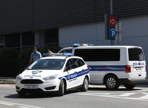 Šibenik: Automobilom sletio s ceste i završio na boku, vozač prevezen u bolnicu