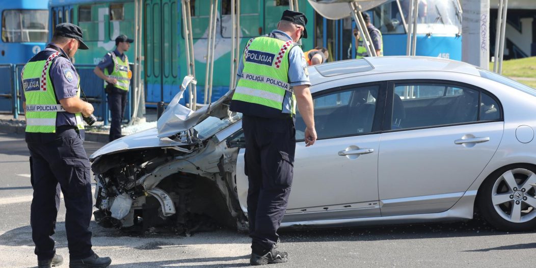 Zagreb: Autom pokupio tramvajsku stanicu i pješake, više ljudi ozlijeđeno Zagreb: Autom pokupio tramvajsku stanicu i pješake, više ljudi ozlijeđeno