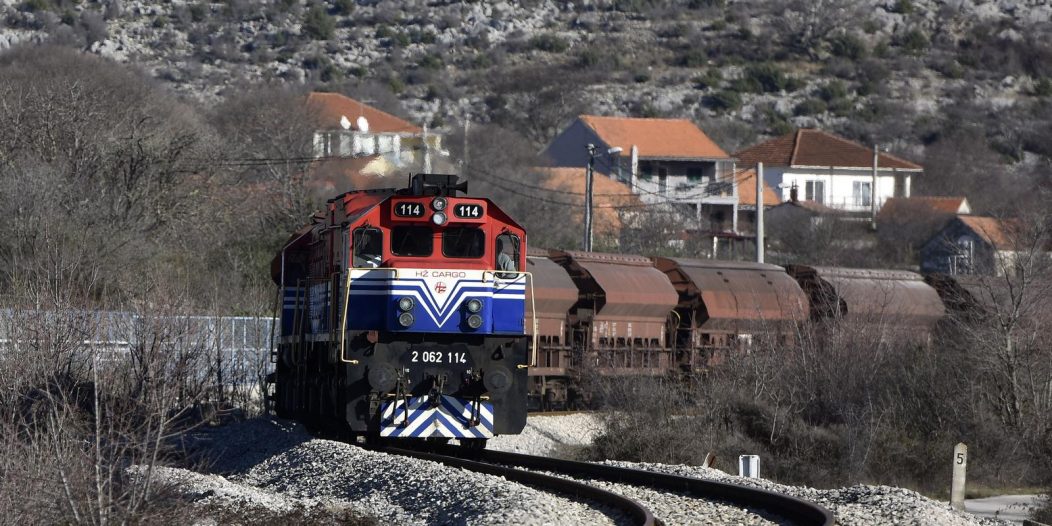 Teretni cargo vlak na ulazu u željezničku postaju u Perkoviću Teretni cargo vlak na ulazu u željezničku postaju u Perkoviću