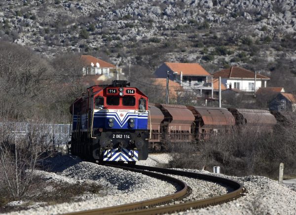 Teretni cargo vlak na ulazu u željezničku postaju u Perkoviću