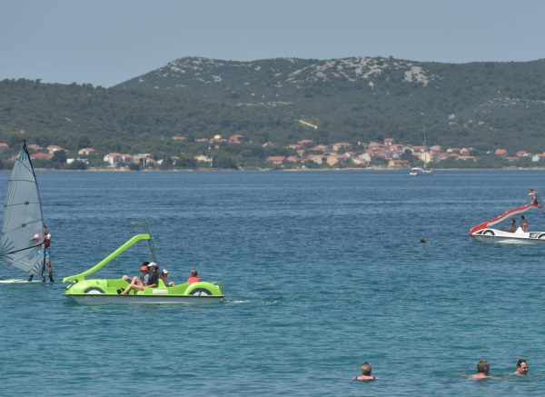 Plaža Soline u Biogradu na Moru puna je gostiju