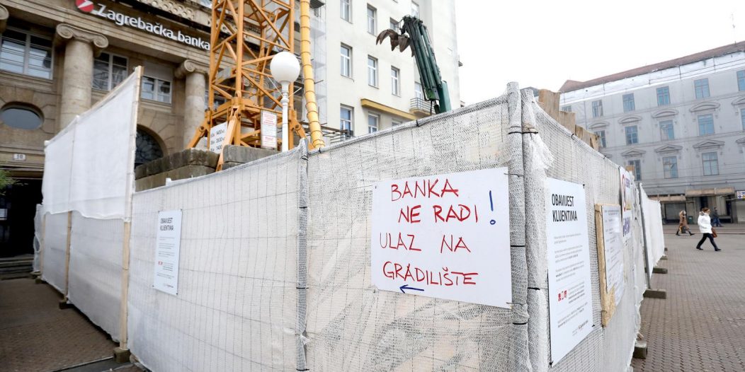 Zagreb: Radnici postavili pisanu obavijest da Zagrebačka banka ne radi Zagreb: Radnici postavili pisanu obavijest da Zagrebačka banka ne radi