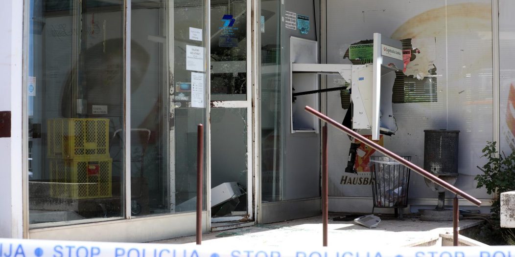 Rijeka: U ranim jutarnjim satima raznesen je bankomat Zagrebačke banke Rijeka: U ranim jutarnjim satima raznesen je bankomat Zagrebačke banke