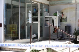 Rijeka: U ranim jutarnjim satima raznesen je bankomat Zagrebačke banke Rijeka: U ranim jutarnjim satima raznesen je bankomat Zagrebačke banke