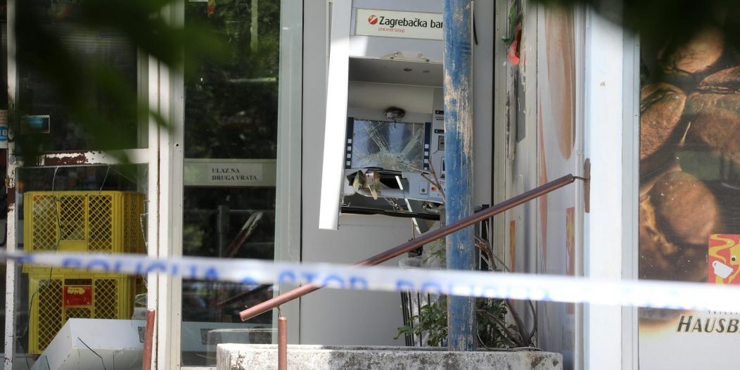 Rijeka: U ranim jutarnjim satima raznesen je bankomat Zagrebačke banke Rijeka: U ranim jutarnjim satima raznesen je bankomat Zagrebačke banke