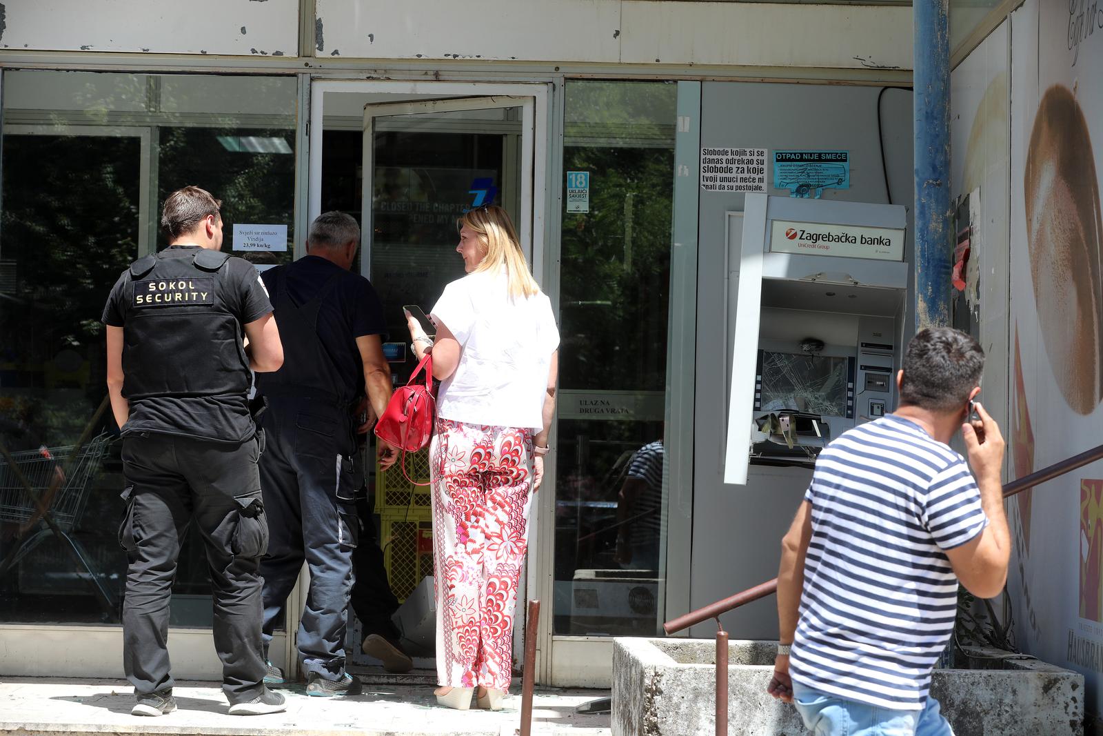 Rijeka: U ranim jutarnjim satima raznesen je bankomat Zagrebačke banke Rijeka: U ranim jutarnjim satima raznesen je bankomat Zagrebačke banke