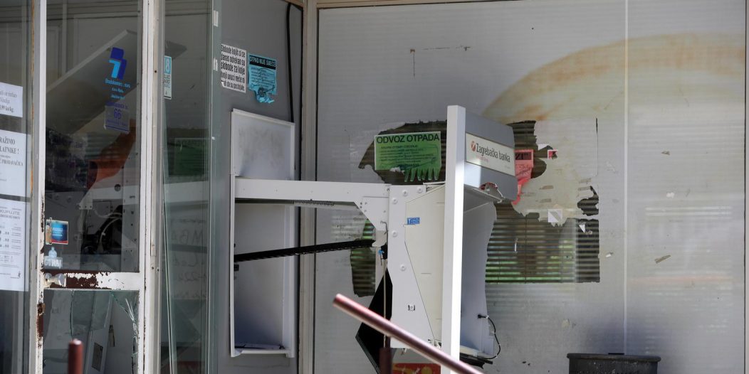 Rijeka: U ranim jutarnjim satima raznesen je bankomat Zagrebačke banke Rijeka: U ranim jutarnjim satima raznesen je bankomat Zagrebačke banke