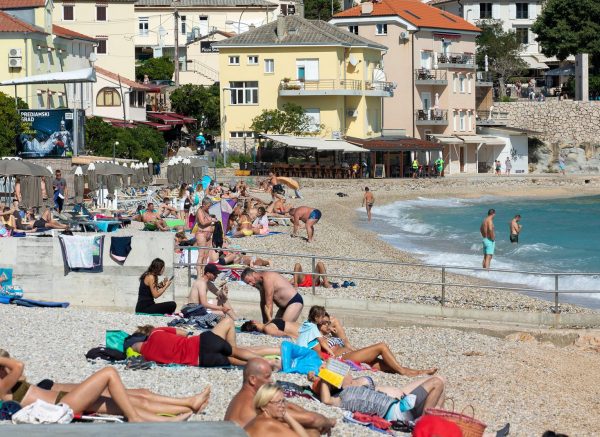 Baška: Na gradskoj plaži turisti i domaći još uvijek uživaju u moru i suncu