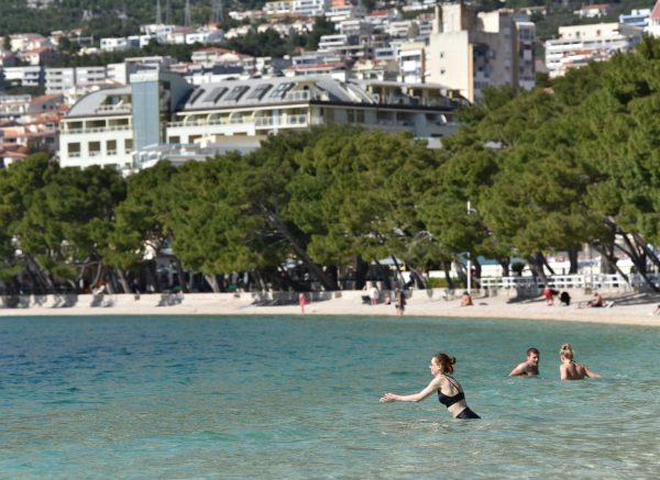 Sun?ani dan na plai u Makarskoj