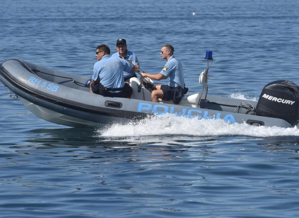 Brod pomorske policije u kanalu sv. Ante u Šibeniku