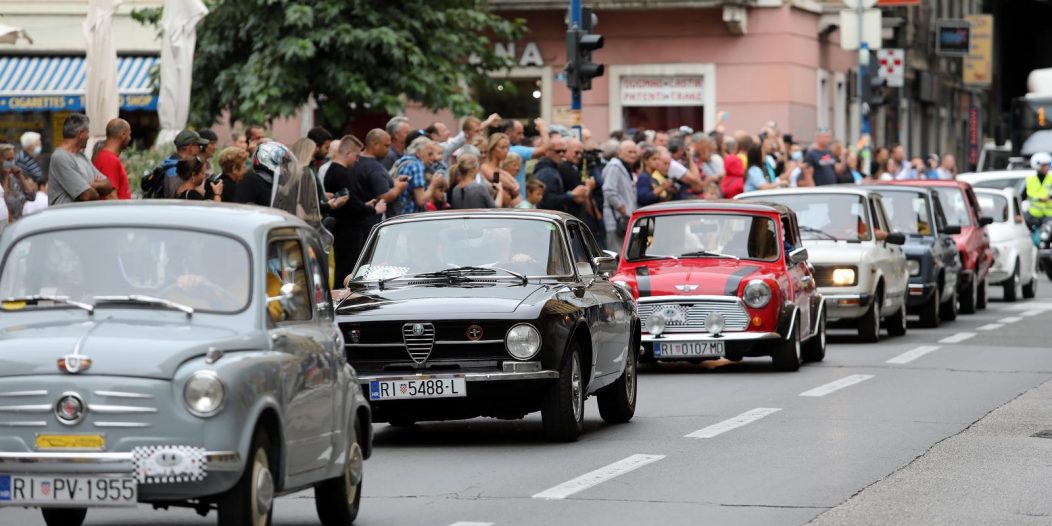 Rijeka: S Trga brigade krenuo Međunarodni susret – oldtimer auto moto rally Rijeka Rijeka: S Trga brigade krenuo Međunarodni susret – oldtimer auto moto rally Rijeka