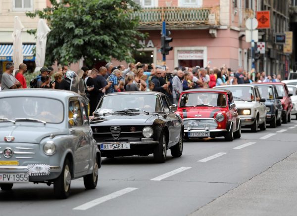 Rijeka: S Trga brigade krenuo Međunarodni susret – oldtimer auto moto rally Rijeka