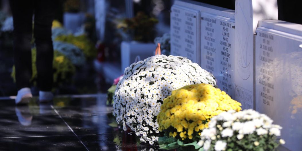 Split: Građani kupuju cvjetne aranžmane uoči blagdana Svih svetih Split: Građani kupuju cvjetne aranžmane uoči blagdana Svih svetih