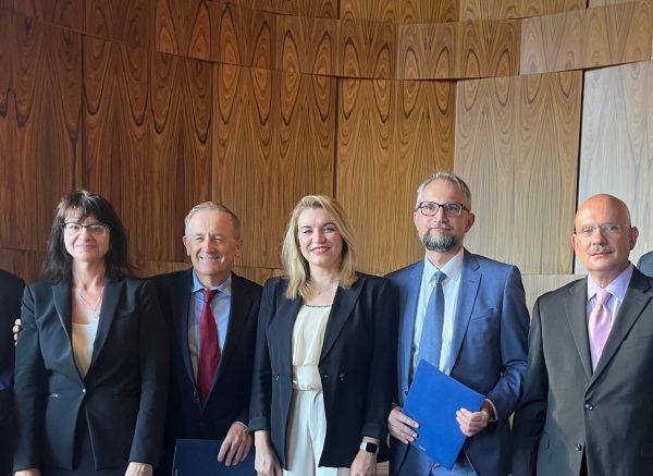 Predstavnici-ACAP-a-i-Kalstera-s-ministricom-Brnjac-i-konzulom-Pjerom-Šimunovićem
