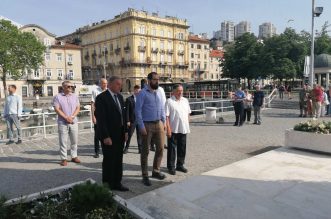 Vijenci-spomenik-grad 220622 Vijenci-spomenik-grad 220622