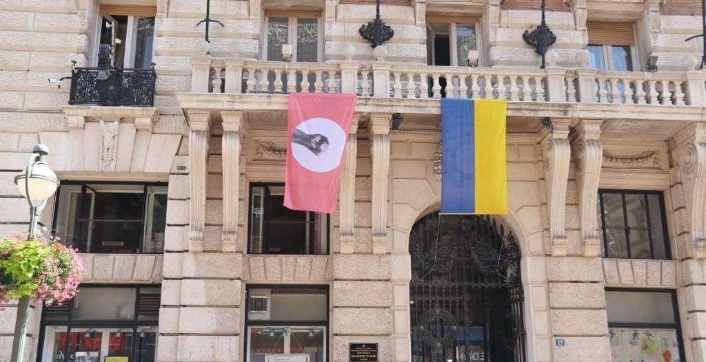 Zastava-Hoda-za-slobodu-na-zgradi-Gradske-uprave-3 Zastava-Hoda-za-slobodu-na-zgradi-Gradske-uprave-3