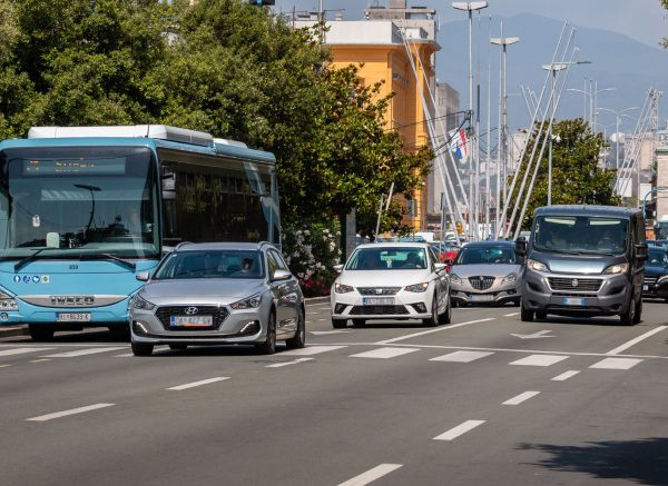 ilustrativna Rijeka Riva promet pješaci ljeto-3