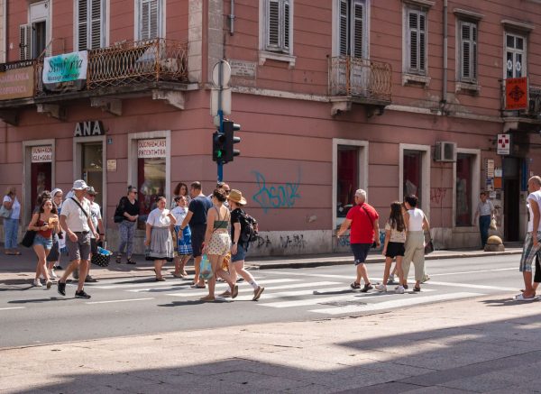 ilustrativna Rijeka Riva promet pješaci ljeto-5