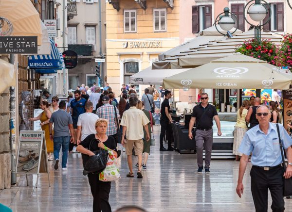 ilustrativna Rijeka centar korzo pješaci ljeto-12