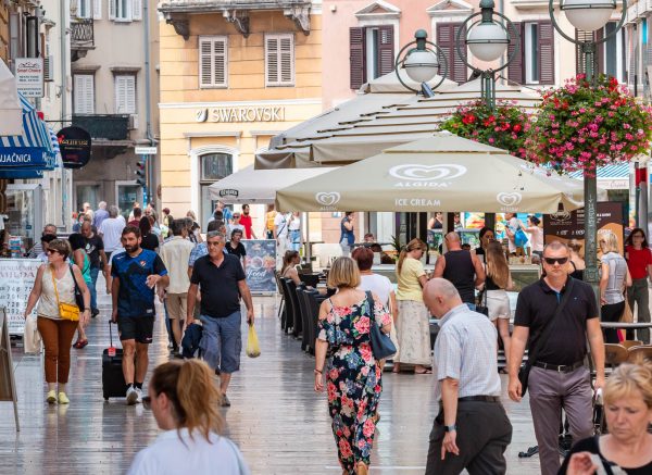 ilustrativna Rijeka centar korzo pješaci ljeto-13