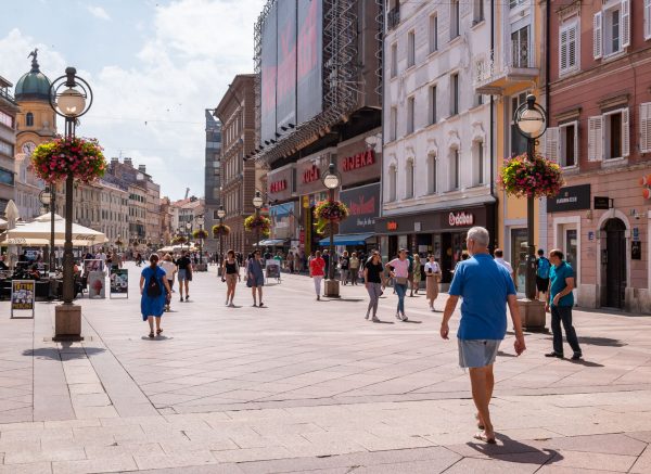 ilustrativna Rijeka centar promet pješaci ljeto-7