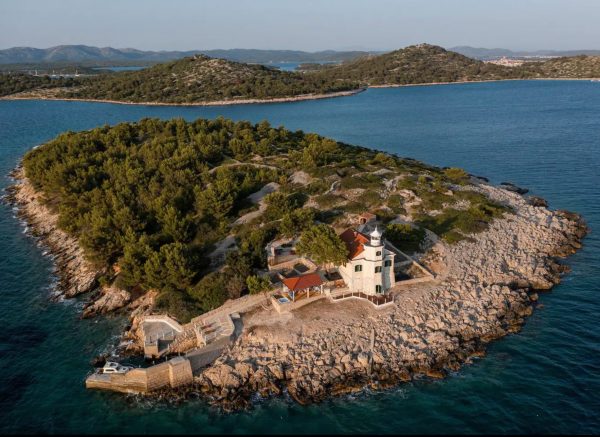 vila svjetionik otok prišnjak