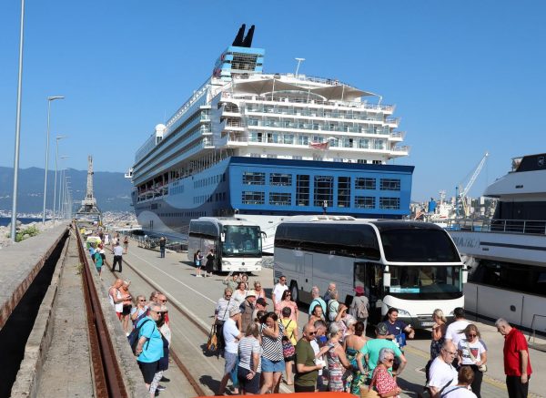 Kruzeri Marella Explorer 2 i Mein Schiff ispred riječke luke