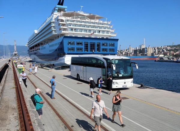 Kruzeri Marella Explorer 2 i Mein Schiff ispred riječke luke