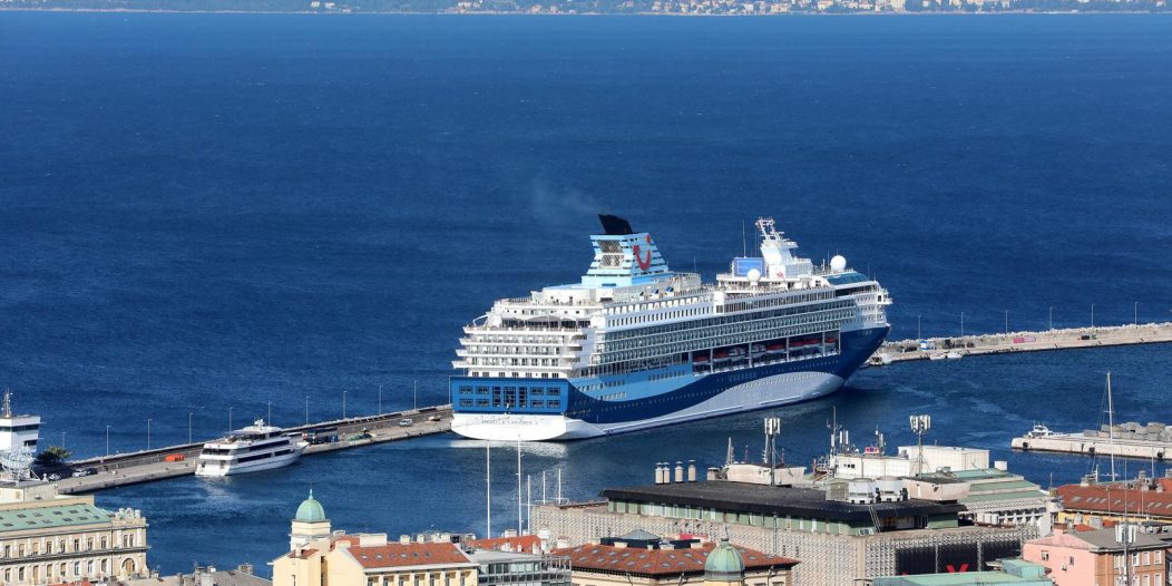 Kruzeri Marella Explorer 2 i Mein Schiff ispred riječke luke Kruzeri Marella Explorer 2 i Mein Schiff ispred riječke luke