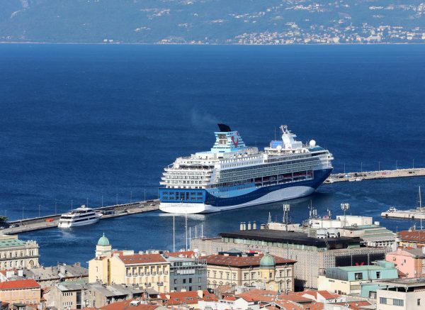 Kruzeri Marella Explorer 2 i Mein Schiff ispred riječke luke