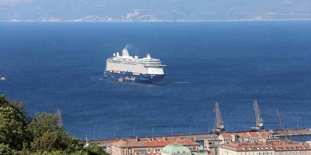 Kruzeri Marella Explorer 2 i Mein Schiff ispred riječke luke Kruzeri Marella Explorer 2 i Mein Schiff ispred riječke luke