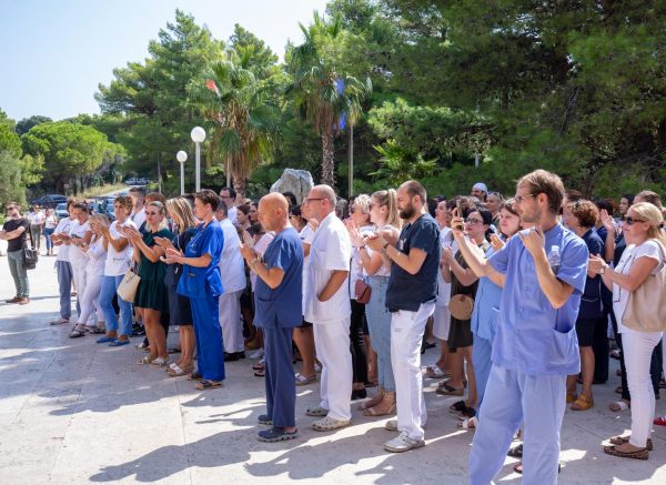 Dubrovnik: Mirni prosvjed djelatnika u zdravstvu “5 do 12” ispred Opće bolnice